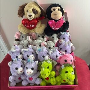 🌸 ADORABLE 19-Piece Valentine Mini Plush Bundle! 🌸